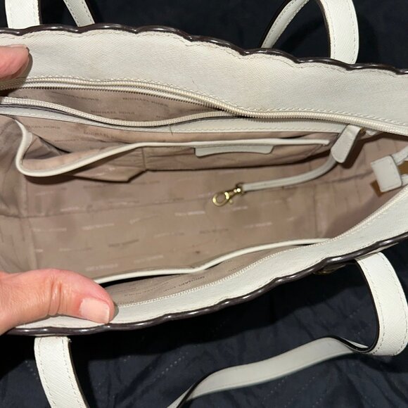 Michael Kors Optic White/Gold Handbag with laser cutouts - Picture 3 of 5